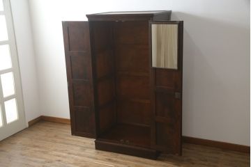 中古　北海道民芸家具　深い木の色味が味わい深いシンプルなデザインのワードローブ(洋服タンス、衣装タンス、キャビネット、収納棚)(R-075607)