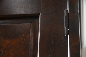 中古　北海道民芸家具　深い木の色味が味わい深いシンプルなデザインのワードローブ(洋服タンス、衣装タンス、キャビネット、収納棚)(R-075607)