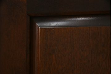 中古　北海道民芸家具　深い木の色味が味わい深いシンプルなデザインのワードローブ(洋服タンス、衣装タンス、キャビネット、収納棚)(R-075607)