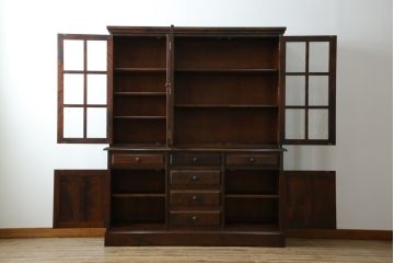 中古　北海道民芸家具　重厚感のある佇まいが魅力的な食器棚(カップボード、キャビネット、収納棚、戸棚)(R-075608)