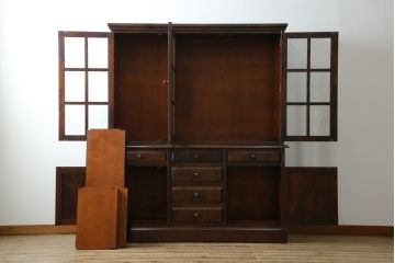 中古　北海道民芸家具　重厚感のある佇まいが魅力的な食器棚(カップボード、キャビネット、収納棚、戸棚)(R-075608)