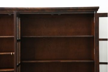 中古　北海道民芸家具　重厚感のある佇まいが魅力的な食器棚(カップボード、キャビネット、収納棚、戸棚)(R-075608)