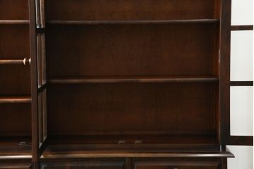 中古　北海道民芸家具　重厚感のある佇まいが魅力的な食器棚(カップボード、キャビネット、収納棚、戸棚)(R-075608)