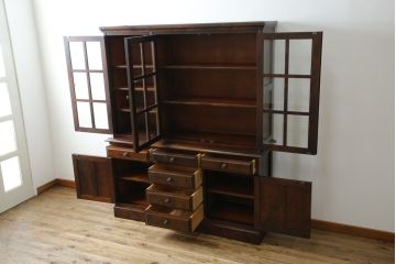 中古　北海道民芸家具　重厚感のある佇まいが魅力的な食器棚(カップボード、キャビネット、収納棚、戸棚)(R-075608)