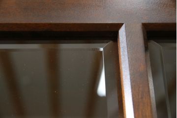 中古　北海道民芸家具　重厚感のある佇まいが魅力的な食器棚(カップボード、キャビネット、収納棚、戸棚)(R-075608)