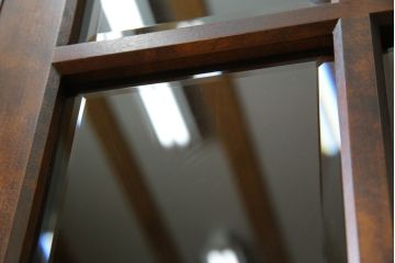 中古　北海道民芸家具　重厚感のある佇まいが魅力的な食器棚(カップボード、キャビネット、収納棚、戸棚)(R-075608)