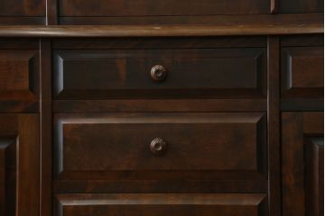 中古　北海道民芸家具　重厚感のある佇まいが魅力的な食器棚(カップボード、キャビネット、収納棚、戸棚)(R-075608)