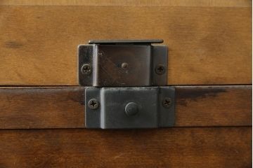 中古　北海道民芸家具　重厚感のある佇まいが魅力的な食器棚(カップボード、キャビネット、収納棚、戸棚)(R-075608)
