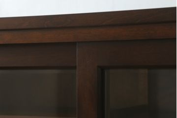 中古　美品　松本民芸家具　高山デザイン　落ち着きのある佇まいが魅力的なT型食器棚(戸棚、収納棚、キャビネット)(定価約66万円)(R-075610)