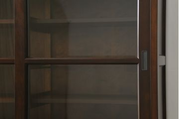 中古　美品　松本民芸家具　高山デザイン　落ち着きのある佇まいが魅力的なT型食器棚(戸棚、収納棚、キャビネット)(定価約66万円)(R-075610)