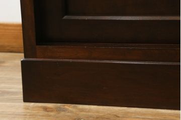 中古　美品　松本民芸家具　高山デザイン　落ち着きのある佇まいが魅力的なT型食器棚(戸棚、収納棚、キャビネット)(定価約66万円)(R-075610)