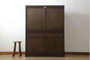 中古　美品　松本民芸家具　高山デザイン　落ち着きのある佇まいが魅力的なT型食器棚(戸棚、収納棚、キャビネット)(定価約66万円)(R-075610)