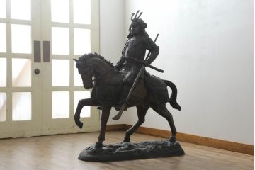 置いてあるだけで存在感がある!堂々とした雰囲気の大きな武将のブロンズ像(酒井忠次?、楠木正成?、置物、オブジェ、店舗什器、ディスプレイ)(R-075611)