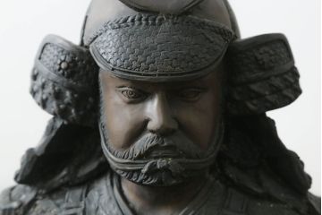 置いてあるだけで存在感がある!堂々とした雰囲気の大きな武将のブロンズ像(酒井忠次?、楠木正成?、置物、オブジェ、店舗什器、ディスプレイ)(R-075611)