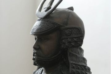 置いてあるだけで存在感がある!堂々とした雰囲気の大きな武将のブロンズ像(酒井忠次?、楠木正成?、置物、オブジェ、店舗什器、ディスプレイ)(R-075611)