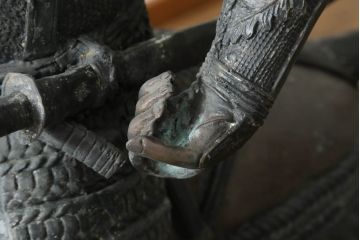 置いてあるだけで存在感がある!堂々とした雰囲気の大きな武将のブロンズ像(酒井忠次?、楠木正成?、置物、オブジェ、店舗什器、ディスプレイ)(R-075611)
