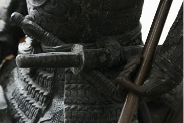 置いてあるだけで存在感がある!堂々とした雰囲気の大きな武将のブロンズ像(酒井忠次?、楠木正成?、置物、オブジェ、店舗什器、ディスプレイ)(R-075611)