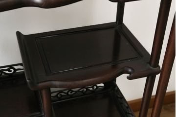 和製ビンテージ　総シタン材　落ち着いた佇まいと凝った意匠が素敵な茶棚(違い棚、飾り棚、収納棚、戸棚、ヴィンテージ)(R-075612)