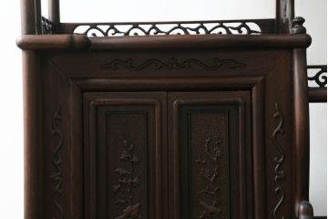 和製ビンテージ　総シタン材　落ち着いた佇まいと凝った意匠が素敵な茶棚(違い棚、飾り棚、収納棚、戸棚、ヴィンテージ)(R-075612)