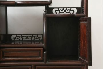 和製ビンテージ　花梨(カリン)材　落ち着いた佇まいと凝った意匠が素敵な茶棚(違い棚、飾り棚、収納棚、戸棚、ヴィンテージ)(R-075616)