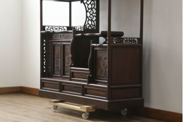 和製ビンテージ　花梨(カリン)材　落ち着いた佇まいと凝った意匠が素敵な茶棚(違い棚、飾り棚、収納棚、戸棚、ヴィンテージ)(R-075616)