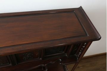 和製ビンテージ　花梨(カリン)材　落ち着いた佇まいと凝った意匠が素敵な茶棚(違い棚、飾り棚、収納棚、戸棚、ヴィンテージ)(R-075616)