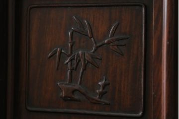 和製ビンテージ　花梨(カリン)材　落ち着いた佇まいと凝った意匠が素敵な茶棚(違い棚、飾り棚、収納棚、戸棚、ヴィンテージ)(R-075616)