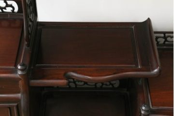 和製ビンテージ　花梨(カリン)材　落ち着いた佇まいと凝った意匠が素敵な茶棚(違い棚、飾り棚、収納棚、戸棚、ヴィンテージ)(R-075616)