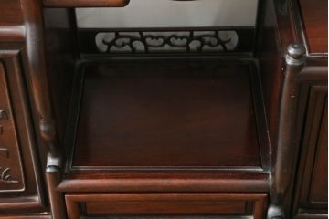 和製ビンテージ　花梨(カリン)材　落ち着いた佇まいと凝った意匠が素敵な茶棚(違い棚、飾り棚、収納棚、戸棚、ヴィンテージ)(R-075616)
