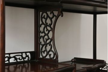 和製ビンテージ　花梨(カリン)材　落ち着いた佇まいと凝った意匠が素敵な茶棚(違い棚、飾り棚、収納棚、戸棚、ヴィンテージ)(R-075616)