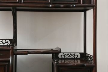 和製ビンテージ　花梨(カリン)材　落ち着いた佇まいと凝った意匠が素敵な茶棚(違い棚、飾り棚、収納棚、戸棚、ヴィンテージ)(R-075616)