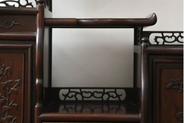 和製ビンテージ　花梨(カリン)材　落ち着いた佇まいと凝った意匠が素敵な茶棚(違い棚、飾り棚、収納棚、戸棚、ヴィンテージ)(R-075616)