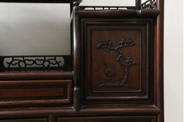 和製ビンテージ　花梨(カリン)材　落ち着いた佇まいと凝った意匠が素敵な茶棚(違い棚、飾り棚、収納棚、戸棚、ヴィンテージ)(R-075616)
