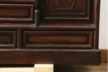和製ビンテージ　花梨(カリン)材　落ち着いた佇まいと凝った意匠が素敵な茶棚(違い棚、飾り棚、収納棚、戸棚、ヴィンテージ)(R-075616)