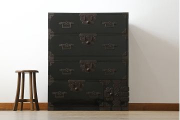 和製アンティーク　美品　黒漆塗り　厚手の金具が存在感を放つ庄内箪笥(二段重ね箪笥、時代箪笥、整理タンス、収納箪笥、衣装たんす、引き出し)(R-075623)