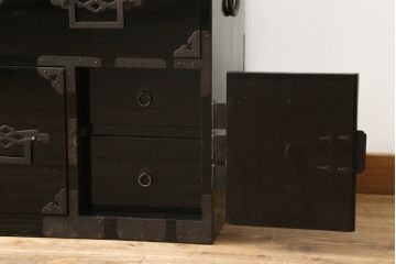 和製アンティーク　美品　黒漆塗り　厚手の金具が存在感を放つ庄内箪笥(二段重ね箪笥、時代箪笥、整理タンス、収納箪笥、衣装たんす、引き出し)(R-075623)