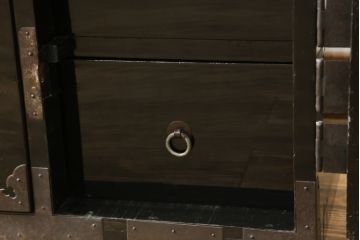 和製アンティーク　美品　黒漆塗り　厚手の金具が存在感を放つ庄内箪笥(二段重ね箪笥、時代箪笥、整理タンス、収納箪笥、衣装たんす、引き出し)(R-075623)