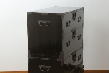 和製アンティーク　美品　黒漆塗り　厚手の金具が存在感を放つ庄内箪笥(二段重ね箪笥、時代箪笥、整理タンス、収納箪笥、衣装たんす、引き出し)(R-075623)
