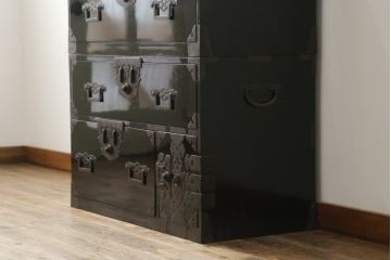 和製アンティーク　美品　黒漆塗り　厚手の金具が存在感を放つ庄内箪笥(二段重ね箪笥、時代箪笥、整理タンス、収納箪笥、衣装たんす、引き出し)(R-075623)