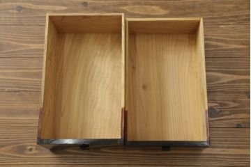 和製アンティーク　美品　黒漆塗り　厚手の金具が存在感を放つ庄内箪笥(二段重ね箪笥、時代箪笥、整理タンス、収納箪笥、衣装たんす、引き出し)(R-075623)