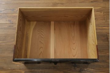 和製アンティーク　美品　黒漆塗り　厚手の金具が存在感を放つ庄内箪笥(二段重ね箪笥、時代箪笥、整理タンス、収納箪笥、衣装たんす、引き出し)(R-075623)