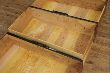 和製アンティーク　美品　黒漆塗り　厚手の金具が存在感を放つ庄内箪笥(二段重ね箪笥、時代箪笥、整理タンス、収納箪笥、衣装たんす、引き出し)(R-075623)