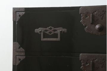 和製アンティーク　美品　黒漆塗り　厚手の金具が存在感を放つ庄内箪笥(二段重ね箪笥、時代箪笥、整理タンス、収納箪笥、衣装たんす、引き出し)(R-075623)