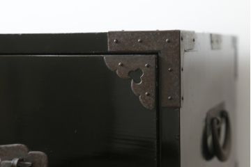 和製アンティーク　美品　黒漆塗り　厚手の金具が存在感を放つ庄内箪笥(二段重ね箪笥、時代箪笥、整理タンス、収納箪笥、衣装たんす、引き出し)(R-075623)