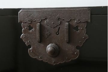 和製アンティーク　美品　黒漆塗り　厚手の金具が存在感を放つ庄内箪笥(二段重ね箪笥、時代箪笥、整理タンス、収納箪笥、衣装たんす、引き出し)(R-075623)