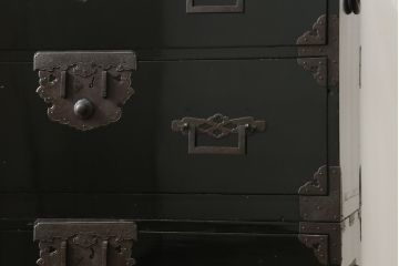 和製アンティーク　美品　黒漆塗り　厚手の金具が存在感を放つ庄内箪笥(二段重ね箪笥、時代箪笥、整理タンス、収納箪笥、衣装たんす、引き出し)(R-075623)