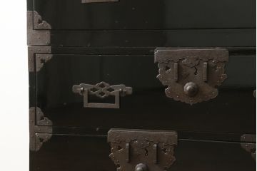 和製アンティーク　美品　黒漆塗り　厚手の金具が存在感を放つ庄内箪笥(二段重ね箪笥、時代箪笥、整理タンス、収納箪笥、衣装たんす、引き出し)(R-075623)