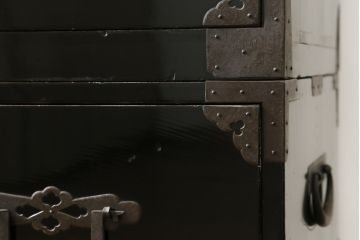 和製アンティーク　美品　黒漆塗り　厚手の金具が存在感を放つ庄内箪笥(二段重ね箪笥、時代箪笥、整理タンス、収納箪笥、衣装たんす、引き出し)(R-075623)
