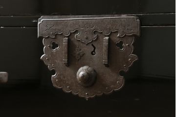 和製アンティーク　美品　黒漆塗り　厚手の金具が存在感を放つ庄内箪笥(二段重ね箪笥、時代箪笥、整理タンス、収納箪笥、衣装たんす、引き出し)(R-075623)
