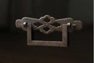 和製アンティーク　美品　黒漆塗り　厚手の金具が存在感を放つ庄内箪笥(二段重ね箪笥、時代箪笥、整理タンス、収納箪笥、衣装たんす、引き出し)(R-075623)